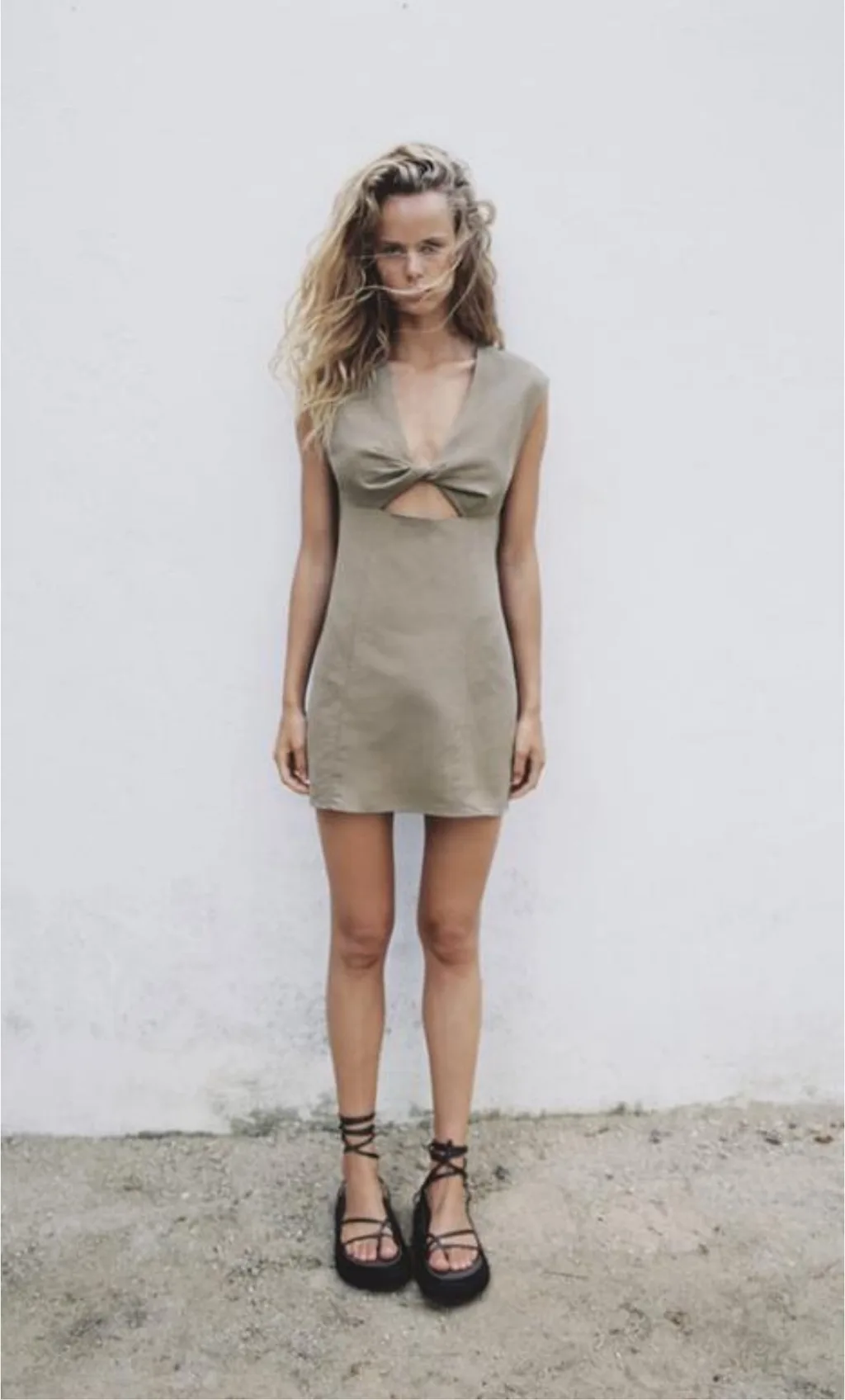 Лляна міні-сукня Zara з вирізом, розмір XS, нова з біркою